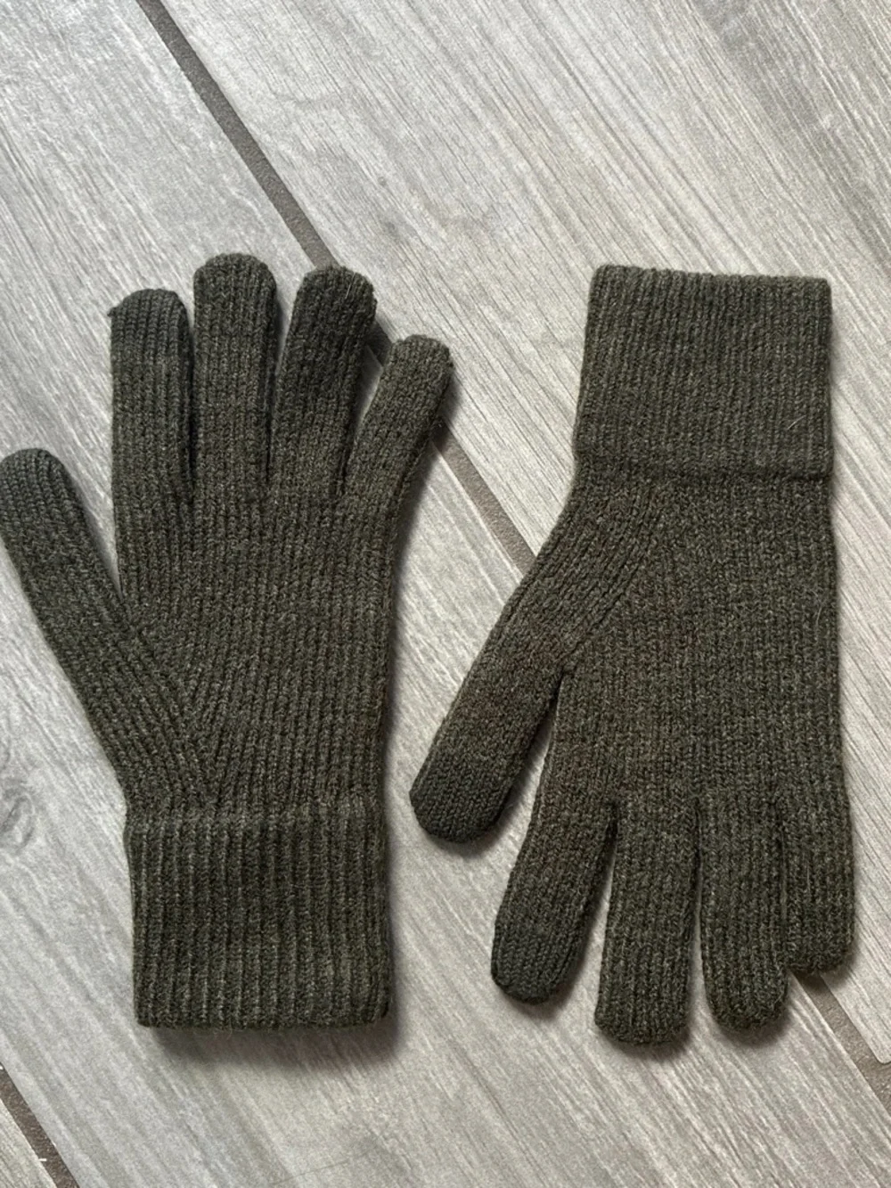 Uniqlo Olive Knit Gloves